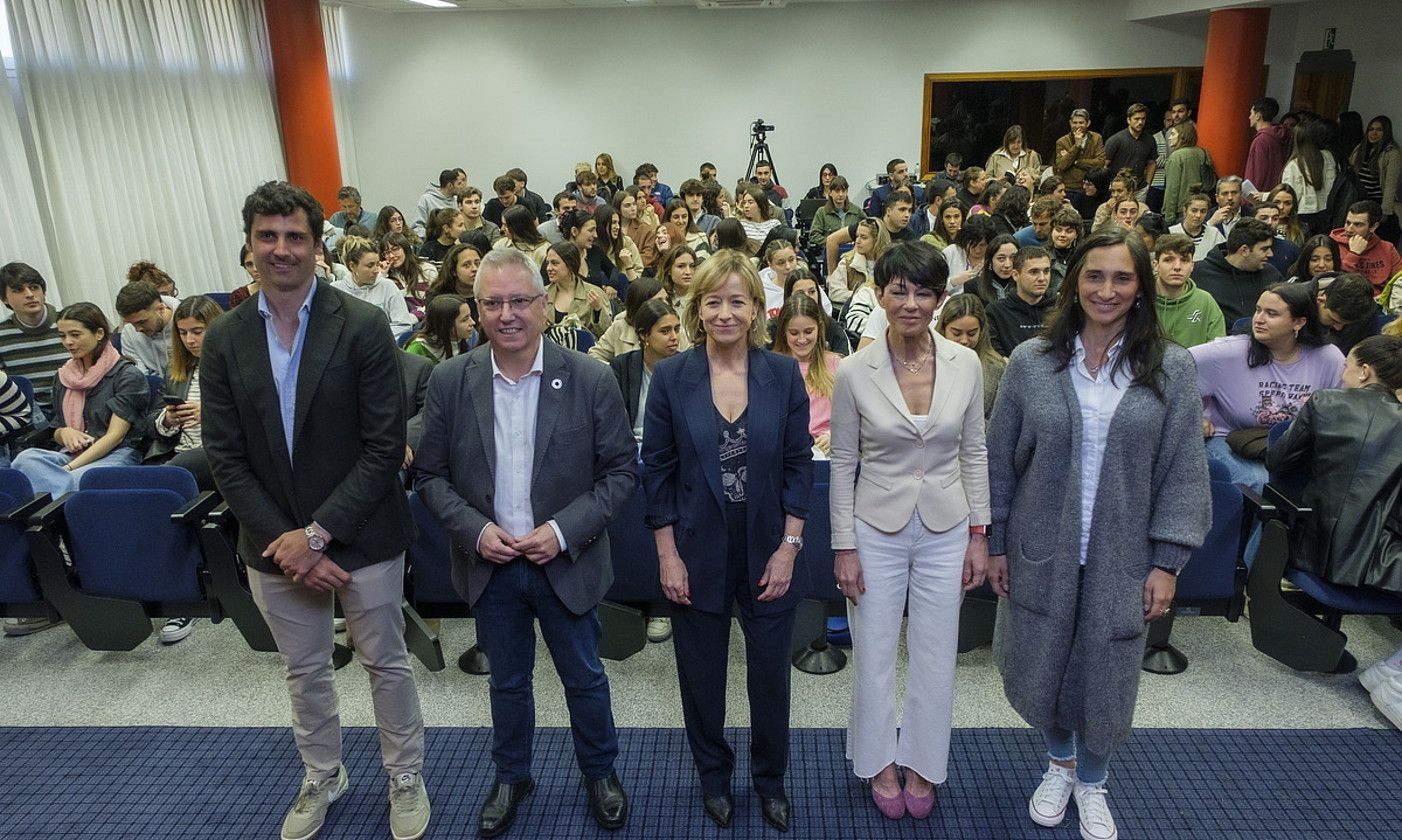 Mikel Lezama (PP), Jose Ignacio Asensio (PSE-EE), Eider Mendoza ( EAJ), Maddalen Iriarte (EH Bildu) eta Miren Etxebeste ( Elkarrekin Podemos), atzo. J.URBE / FOKU.