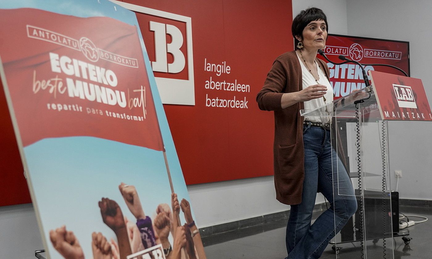 Garbiñe Aranburu, Maiatzaren Lehenerako afixarekin. MARISOL RAMIREZ / FOKU. Garbiñe Aranburu, Maiatzaren Lehenerako afixarekin. MARISOL RAMIREZ / FOKU.