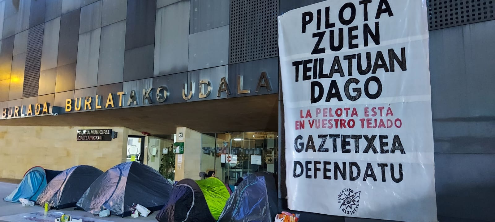 Burlatako udaletxera kateatutako bi kideei babesa emateko antolatutako kanpaldia, martxoaren 17an, udaletxe parean. BURLATAKO GAZTETXEA