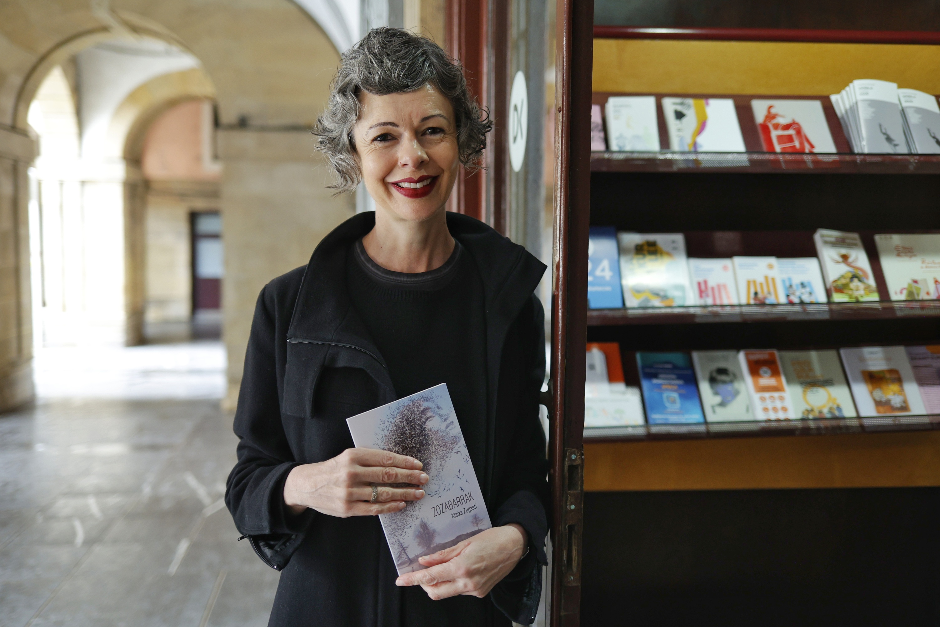 Maixa Zugasti 'Zozabarra' eleberria eskuetan duela, aurkezpenaren egunean. MAIALEN ANDRES / FOKU