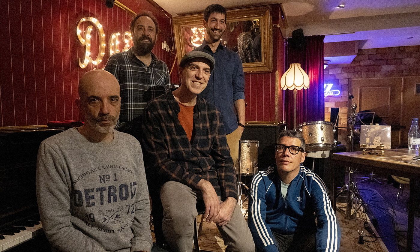 Iosu Izagirre Sexteteko taldekideak, Mingus Moods disko berriaren aurkezpenean, Gasteizko Dazz tabernan. RAUL BOGAJO / FOKU.