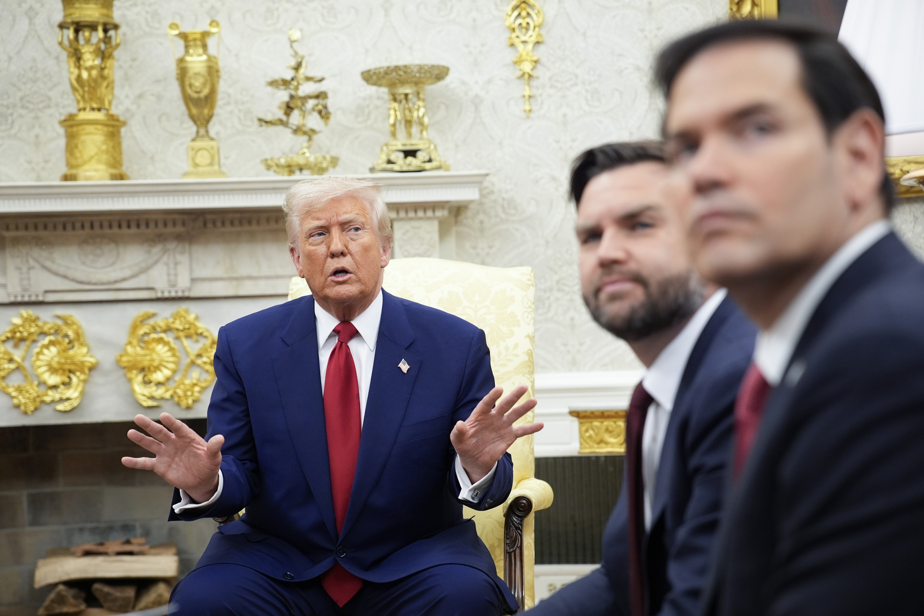 Donald Trump Etxe Zurian, atzo, JD Vance eta Marco Rubio alboan dituela. YRU GRIPAS / EFE