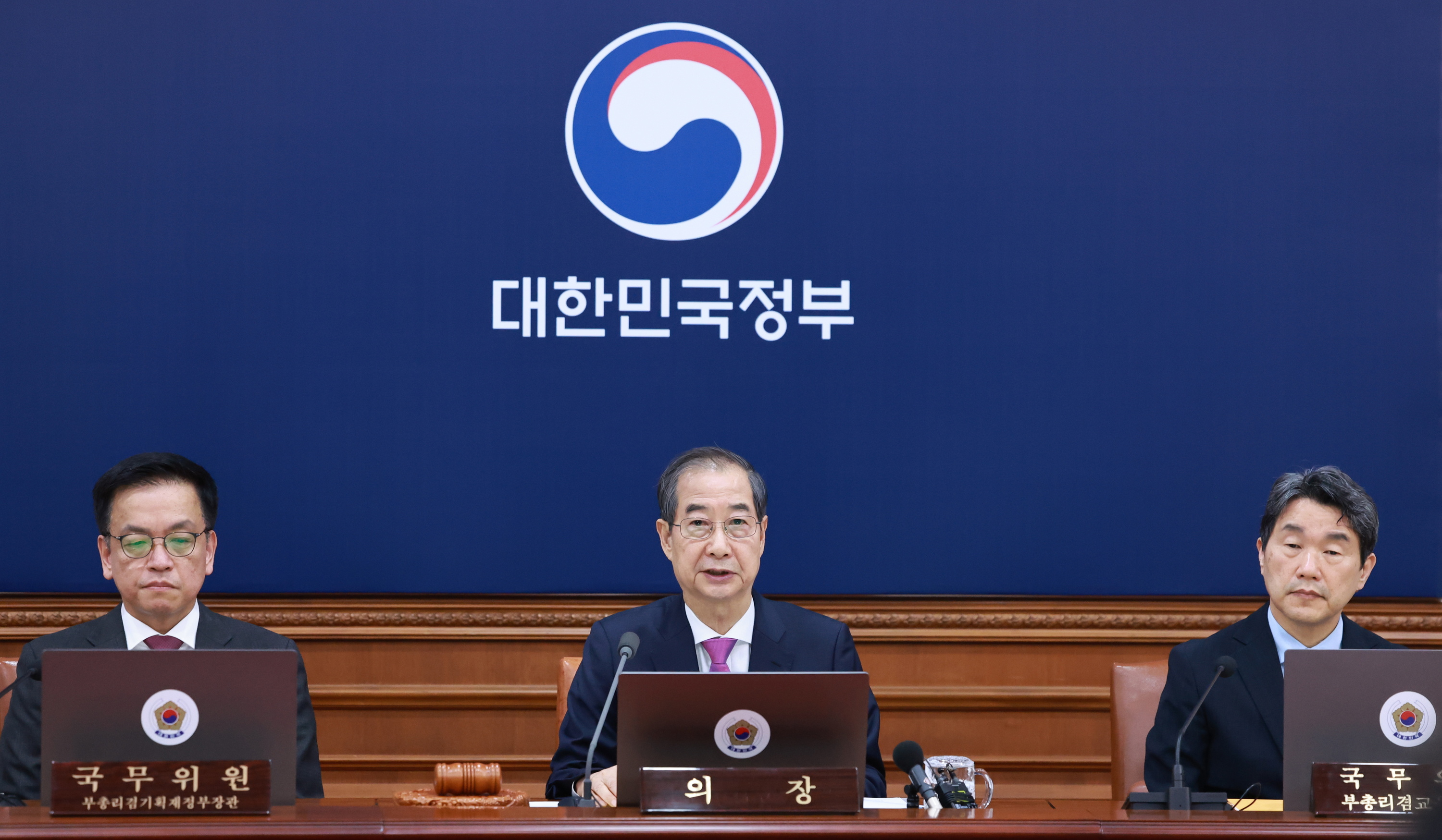 Hego Koreako Gobernuaren bilera, gaur. Irudiaren erdian, Han Duck-soo jarduneko presidentea. YONHAP / EFE