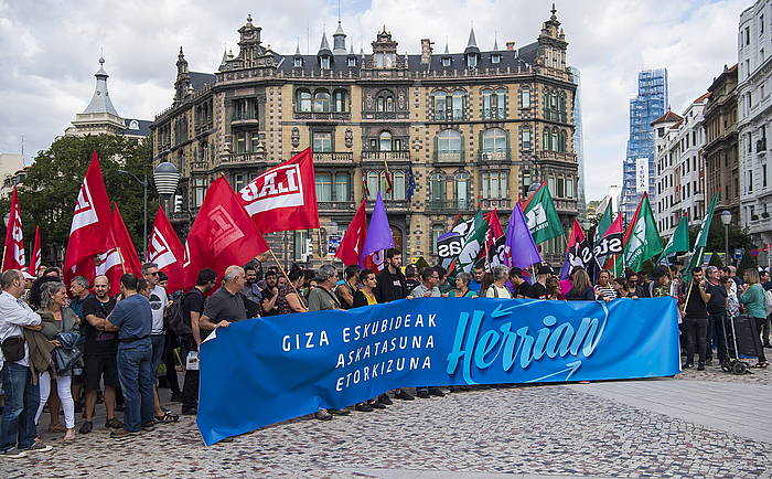 Sindikatuek Bilbon eginiko elkarretaratzea. LUIS JAUREGIALTZO / FOKU