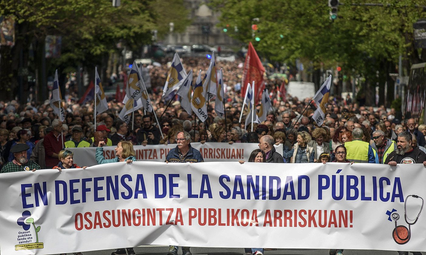 Bilboko manifestazioan Lehen Arretaren heriotza irudikatu zuten. M. R. / FOKU. Bilboko manifestazioan Lehen Arretaren heriotza irudikatu zuten. M. R. / FOKU.
