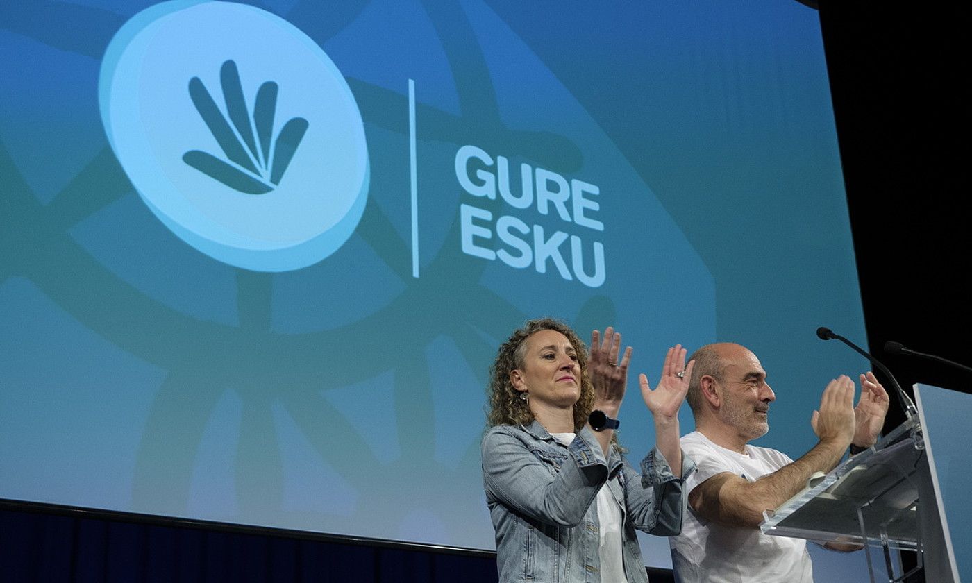 Irantzu Perello abokatuak eta Josu Etxaburu bozeramaileak irakurri zuten atzo Gure Esku-ren adierazpen politikoa, Itsasargia nazioarteko konferentzian. JON URBE / FOKU. Irantzu Perello abokatuak eta Josu Etxaburu bozeramaileak irakurri zuten atzo Gure Esku-ren adierazpen politikoa, Itsasargia nazioarteko konferentzian. JON URBE / FOKU.