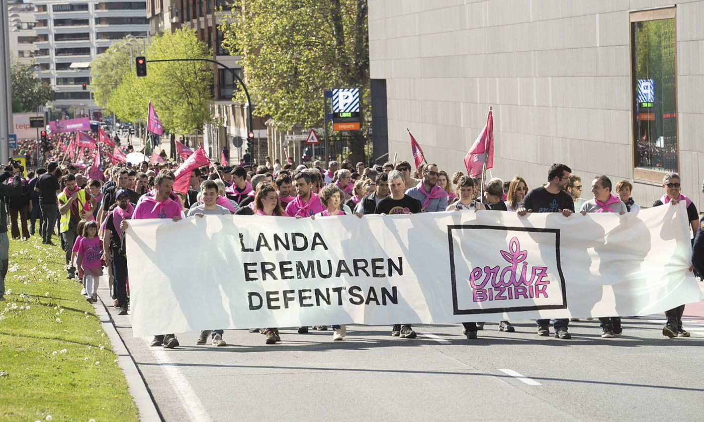 Protesta jendetsua izan zen Erdiz Bizirik taldeak atzo Iruñean eginikoa. Irudian, Armadaren etorbidea. IÑIGO URIZ / FOKU.