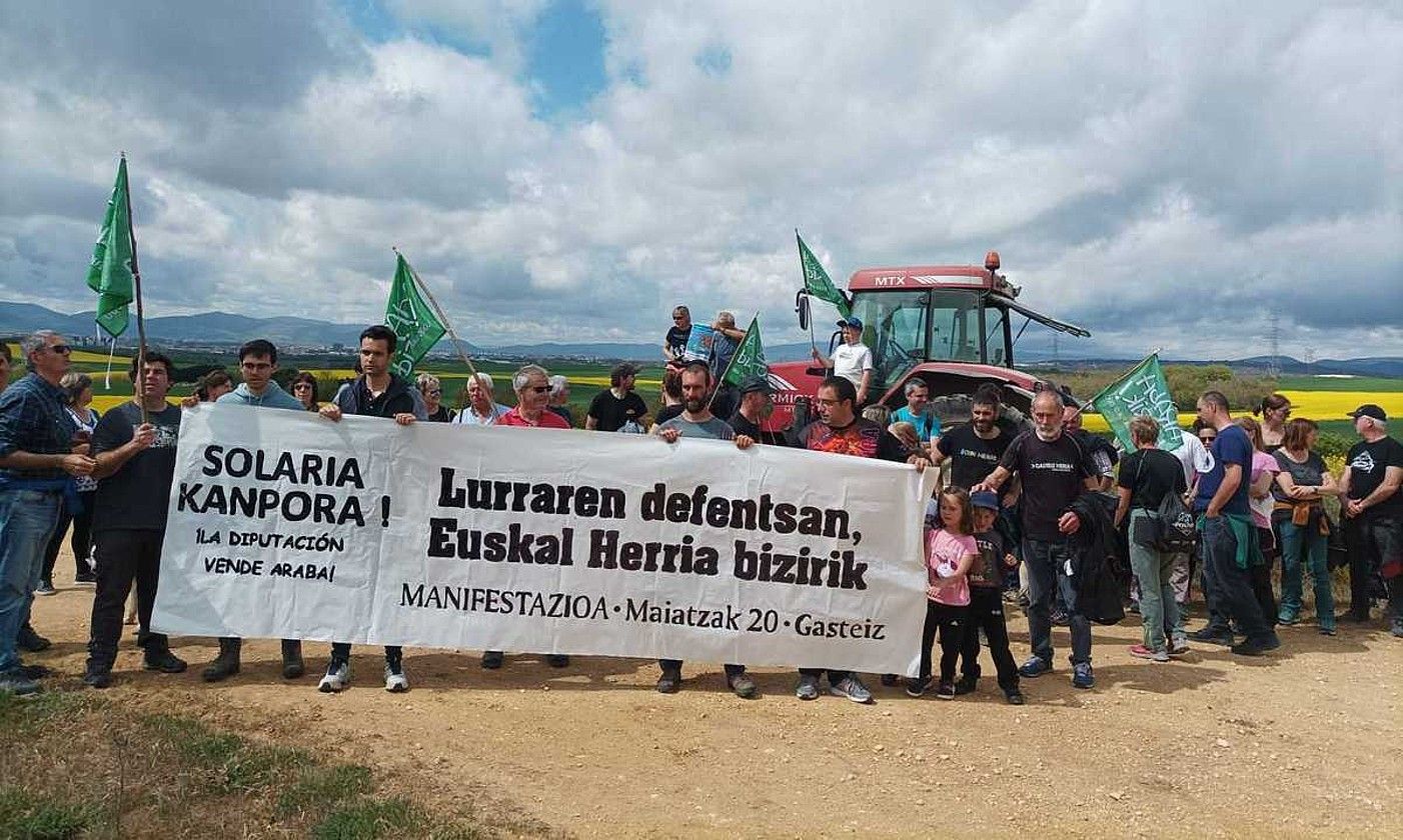 Maiatzaren 20ko manifestaziorako deia, atzoko mendi martxan. ARABA BIZIRIK.