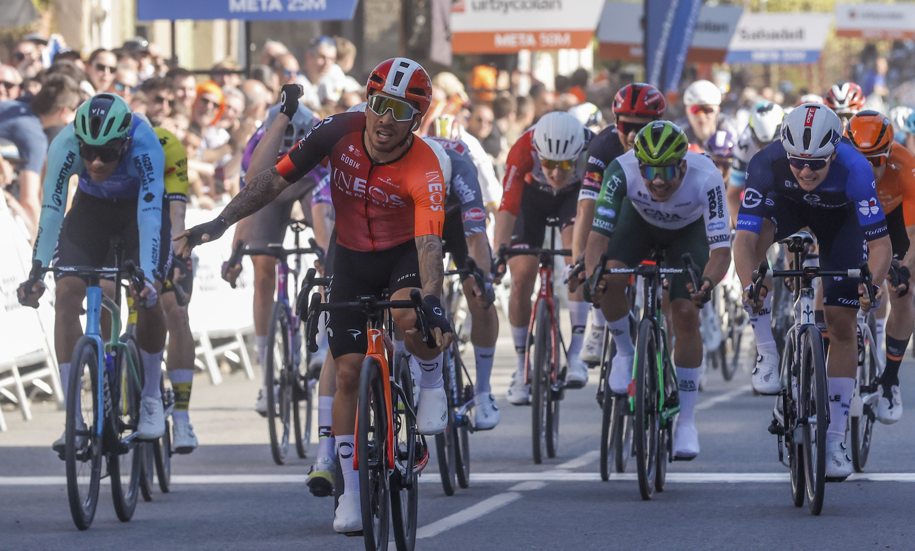 Caleb Ewan garaipena ospatzen. VILLAR LOPEZ / EFE