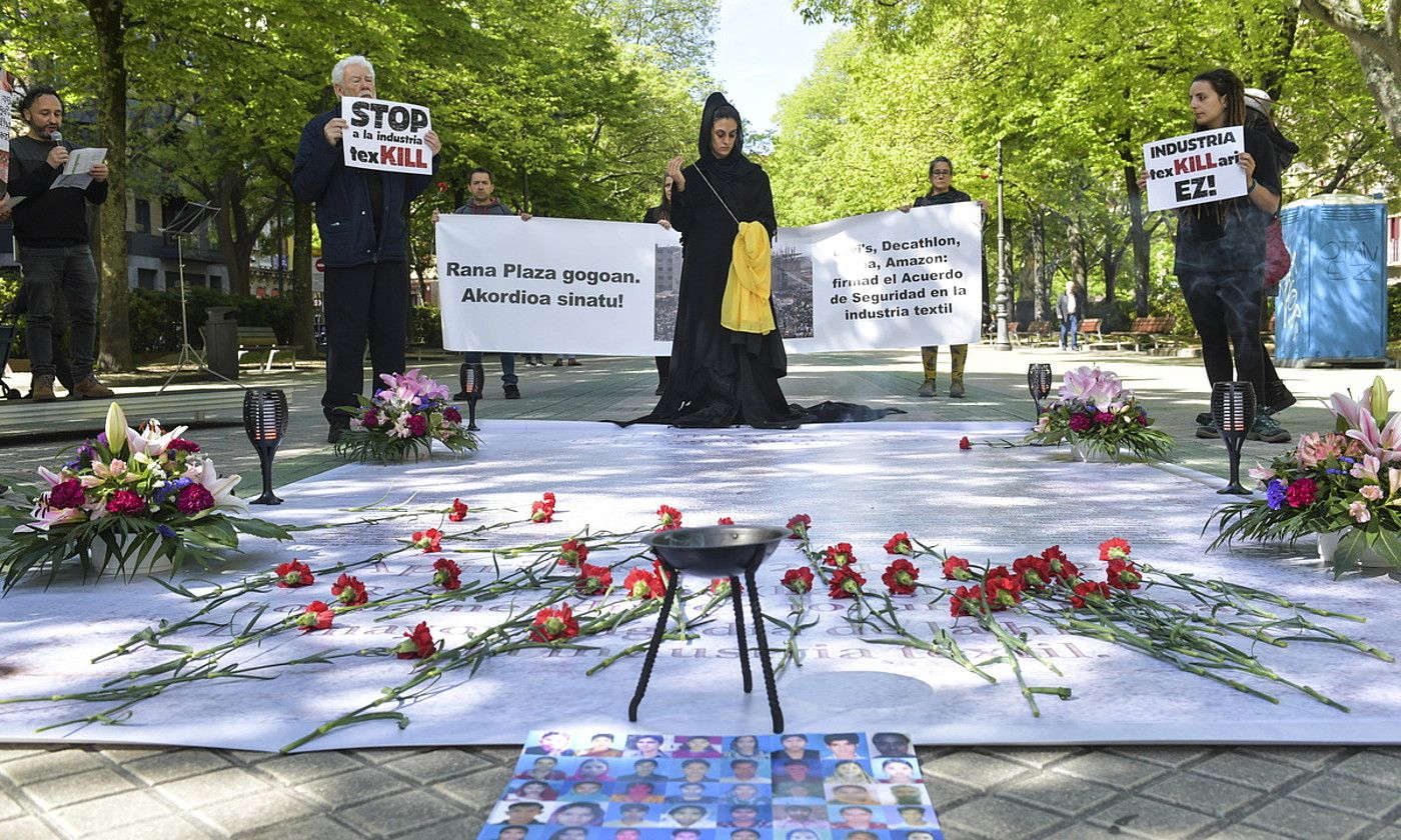 Bangladeshko Rana Plazan duela hamar urte hildako langileen omenez Setem elkarteak egindako ekitaldia, atzo, Iruñean. IDOIA ZABALETA / FOKU.