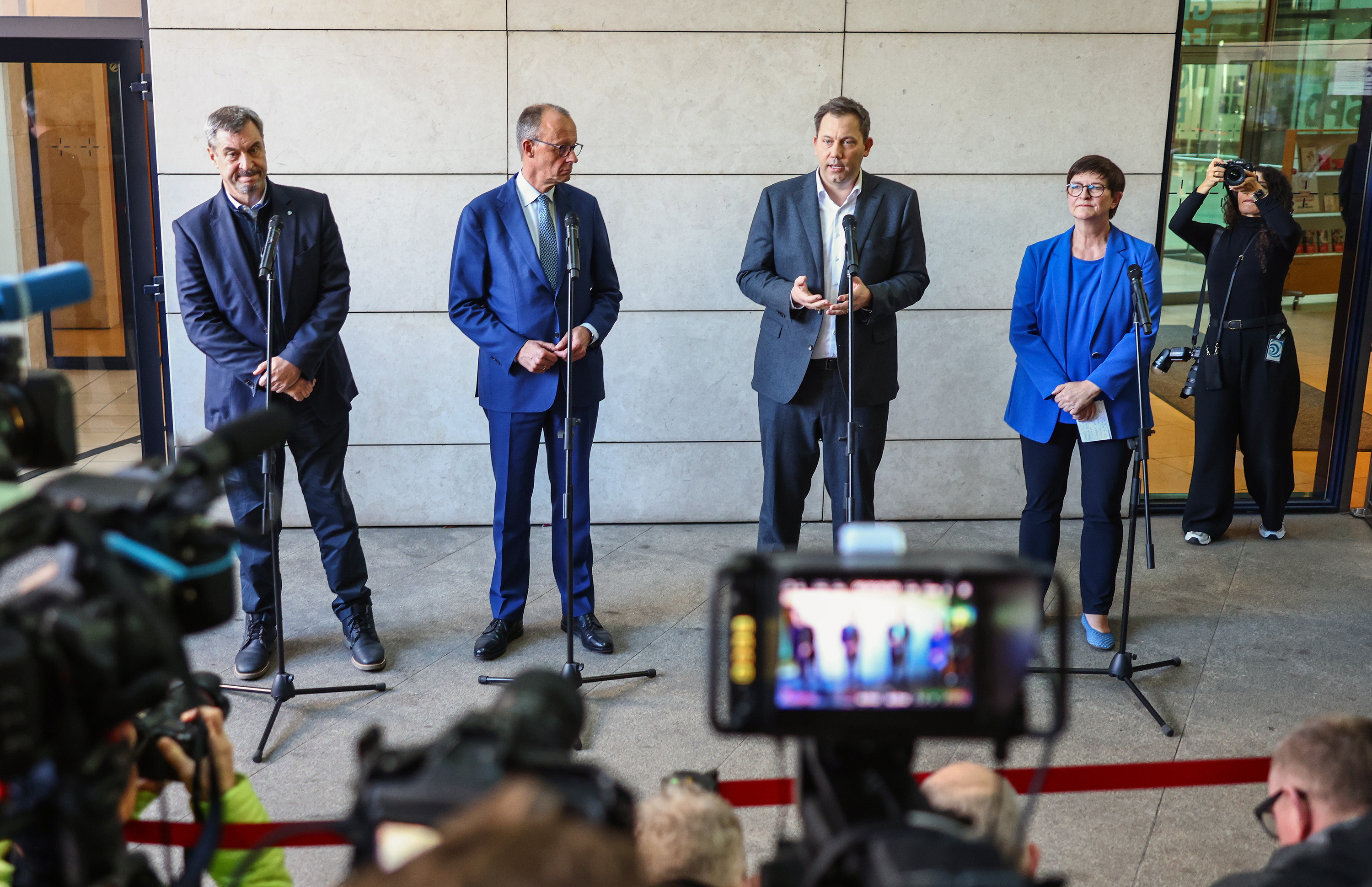 CSUko, CDUko eta SPDko buruak negoziaziazioetako bilera bat hasi aurretik, martxoaren 28an, Berlinen. HANNIBAL HANSCHKE / EFE