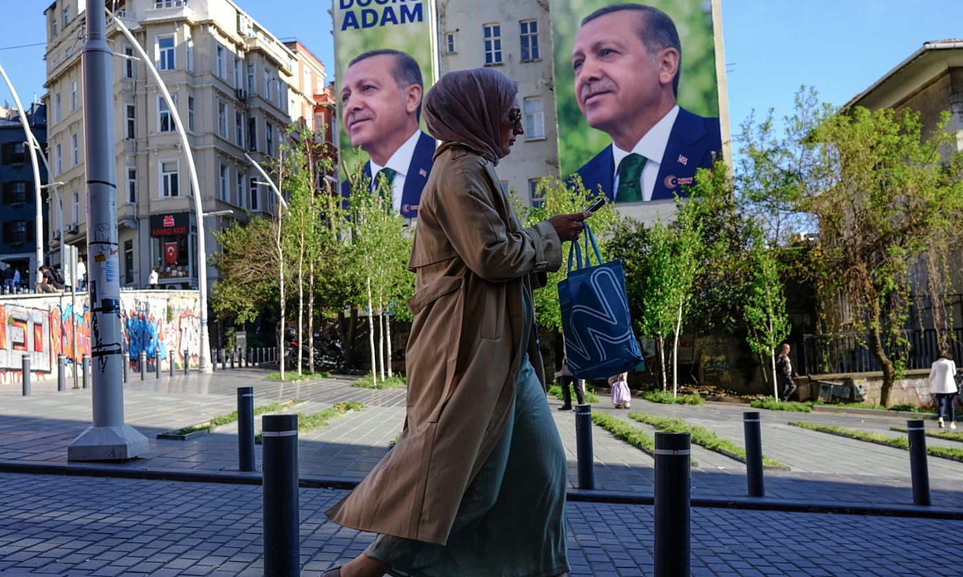 Emakume bat, bozetarako Erdoganen afixak alboan dituela, Istanbulen, herenegun. SEDAT SUNA / EFE.