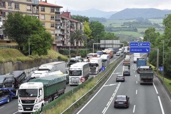 Auto ilarak Andoainen, artxiboko irudi batean. AIURRI