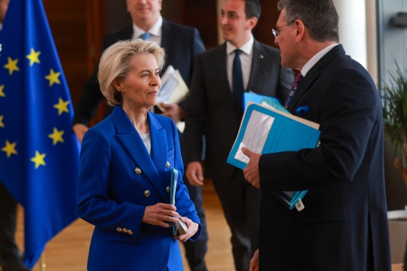 Ursula Von der Leyen Europako Batzordeko presidentea eta Maros Sefcovic Europako merkataritza komisarioa gaur Bruselan.OLIVIER HOSLET / EFE Ursula Von der Leyen Europako Batzordeko presidentea eta Maros Sefcovic Europako merkataritza komisarioa gaur Bruselan.OLIVIER HOSLET / EFE
