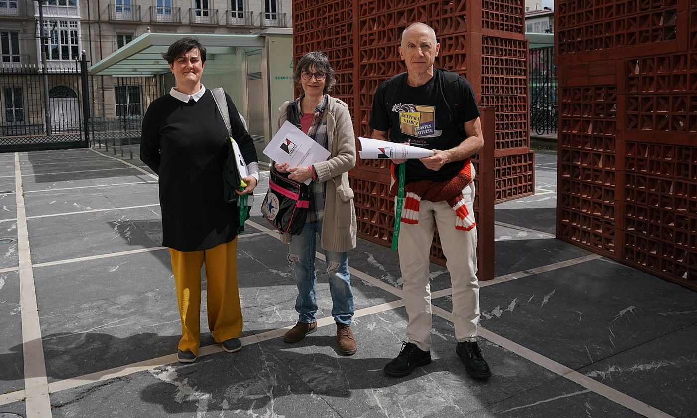 Amagoia Gurrutxaga, Garbine Ubeda eta Miel A. Elustondo Lanartean elkarteko ordezkariak, atzo, Eusko Legebiltzarrean. ENDIKA PORTILLO / FOKU.