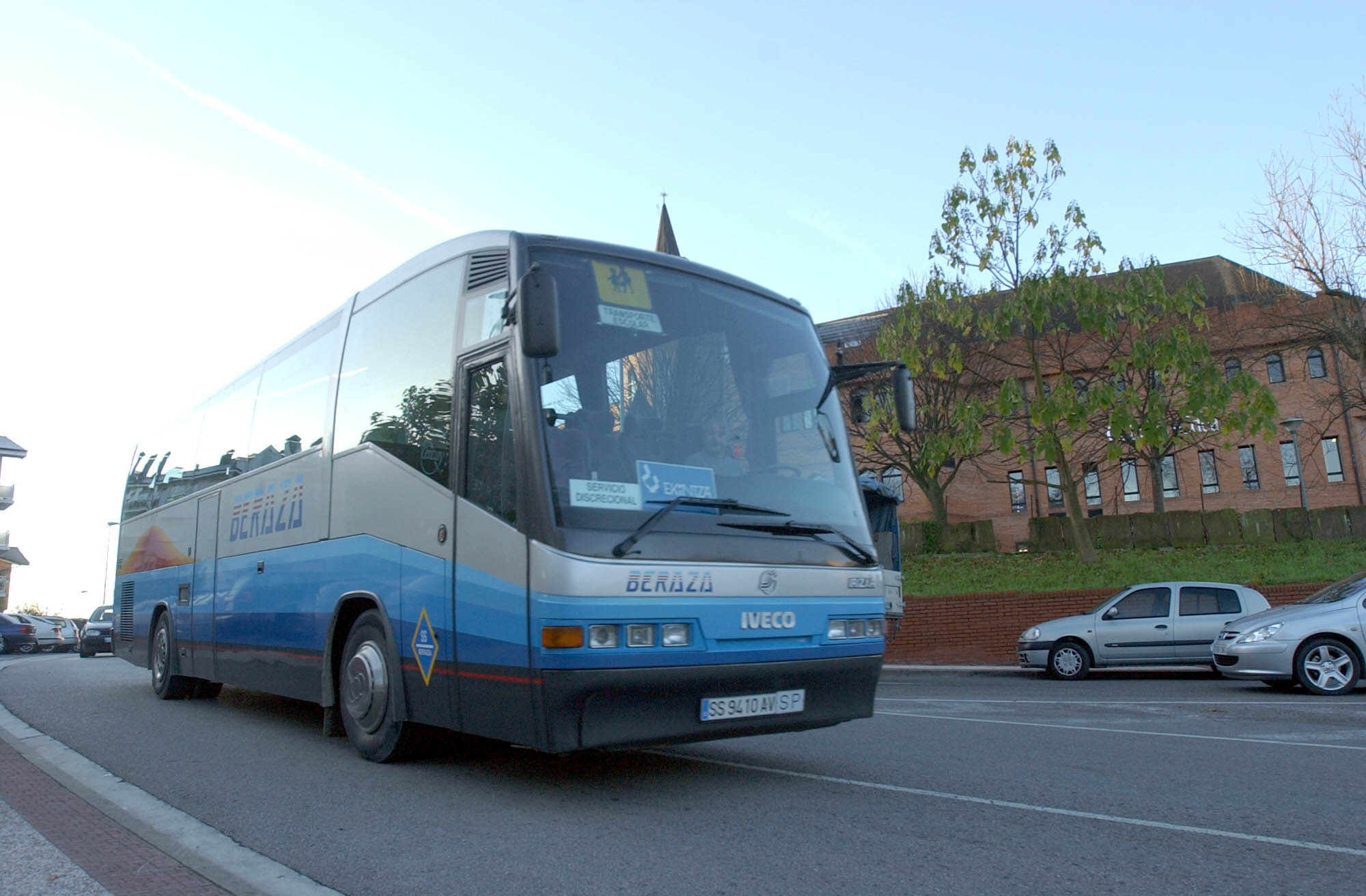 Eskola autobus bat, artxiboko irudi batean. ANDONI CANELLADA / FOKU