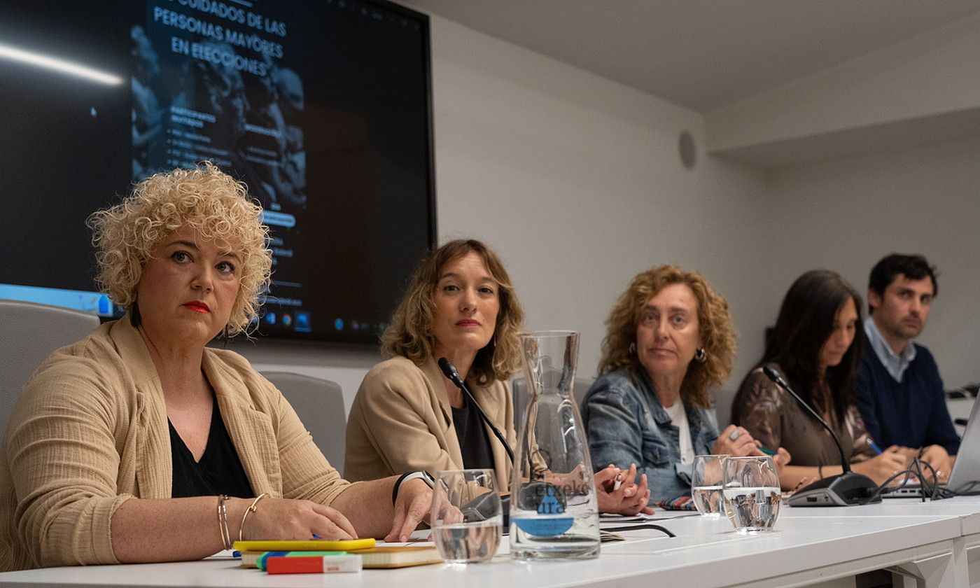 Ezkerretik eskuinera, Maite Peña, Estitxu Elduaien, Susana Garcia, Miren Etxebeste eta Mikel Lezama. J. MANTEROLA / FOKU.