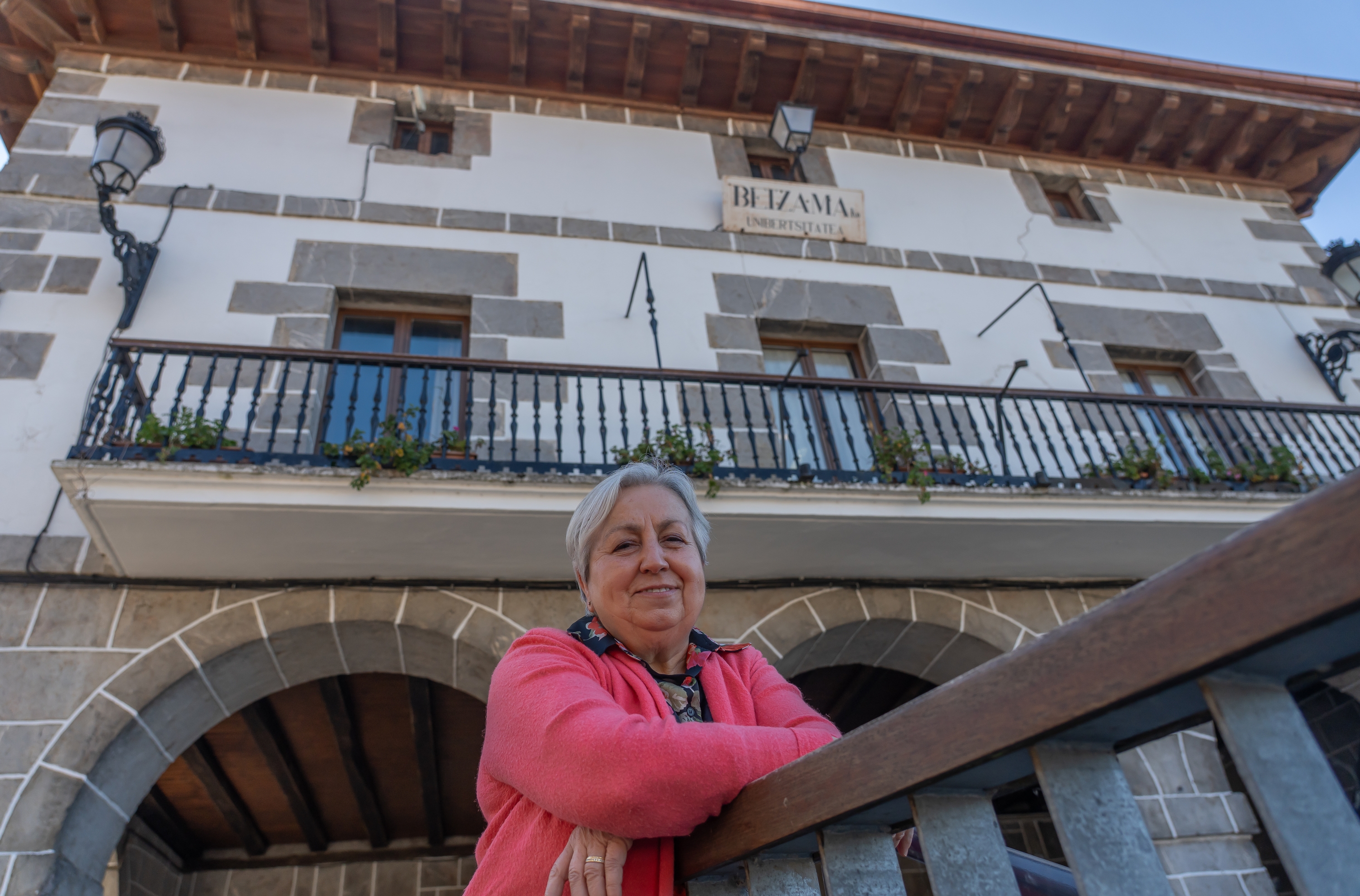 Begoña Garmendia, asteartean, Beizamako udaletxe aurrean. ANDONI CANELLADA / FOKU