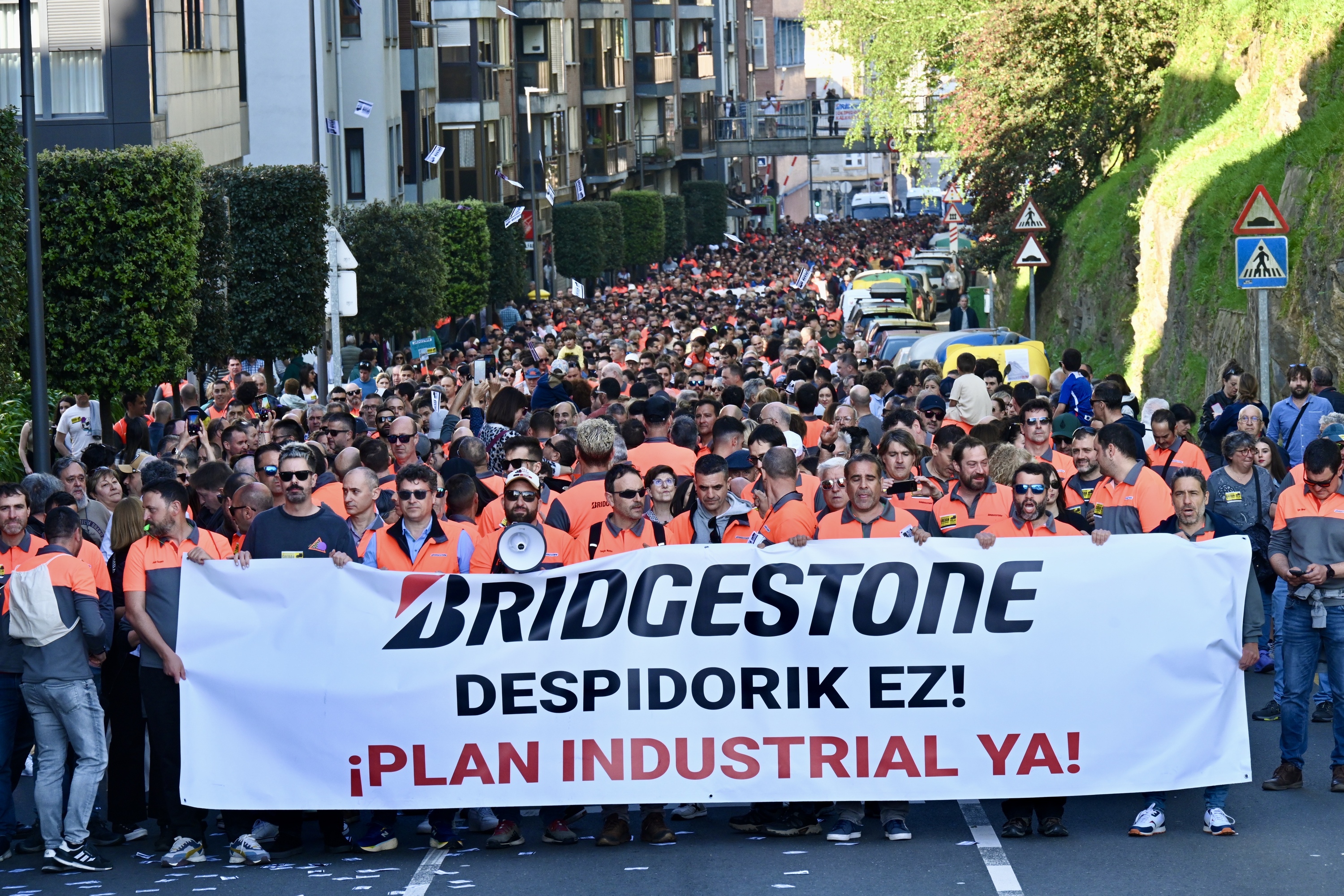 (ID_14849589) (Mikel Martinez de Trespuentes/@FOKU) 2025-04-08, Basauri. Bridgestonek Basauriko plantako 335 langile kaleratzeko as...