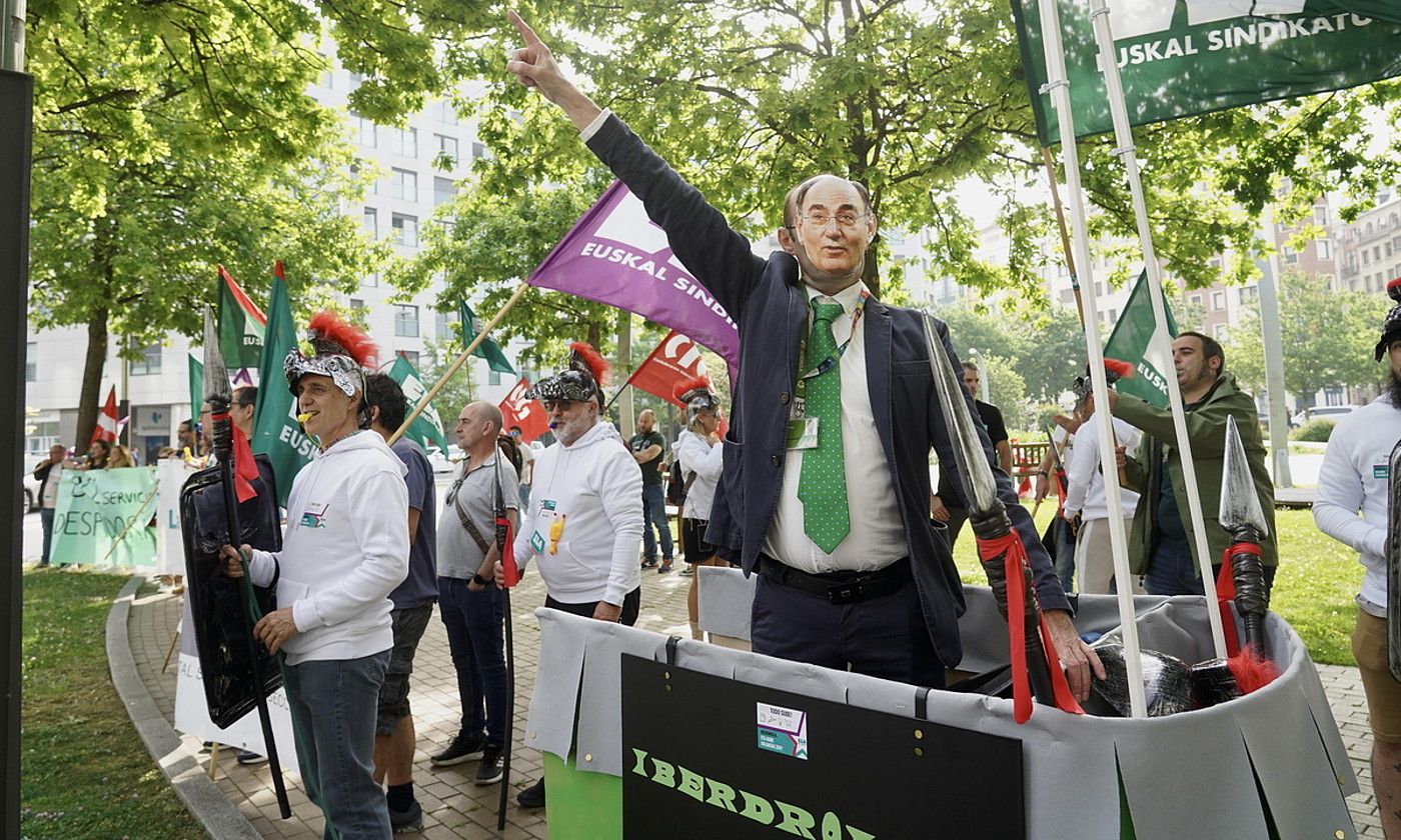 ELAk Bilboko Iberdrola dorrearen aurrean egindako protesta. MONIKA DEL VALLE / FOKU.