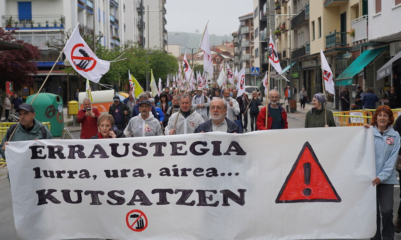 Martxan parte hartu zuten herritarrak, Lasarte-Oriatik abiatu zirenean. GOTZON ARANBURU / FOKU.