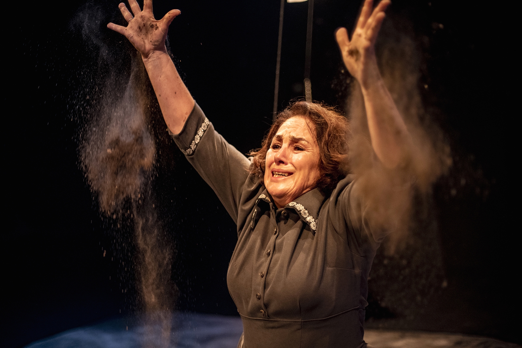 Ana Bazterrika 'Ainara de Gernika' lana antzezten, Montevideon, 2023an. LUCIA REHERMANN