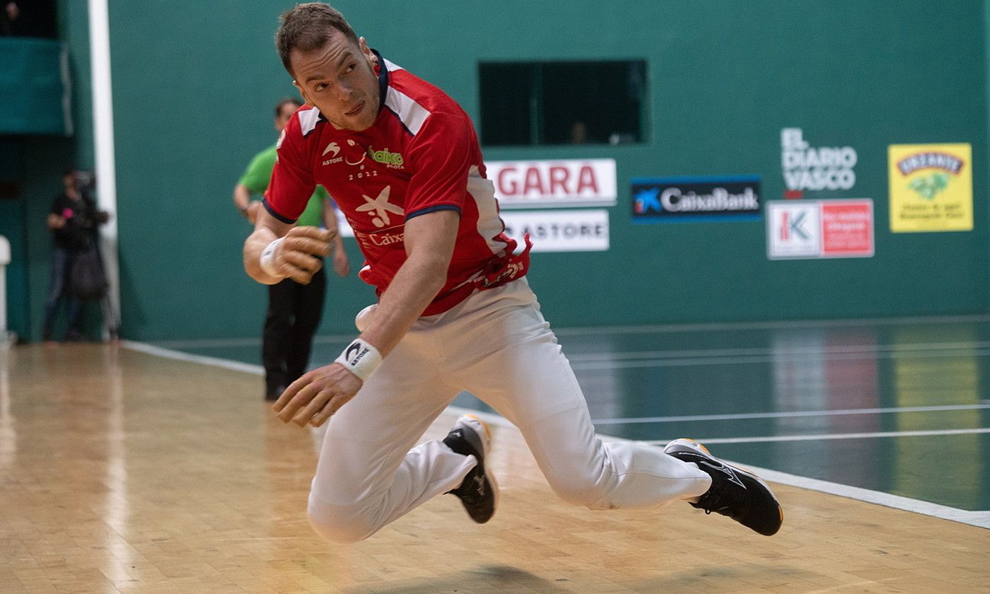 Unai Laso, pilota bat jaso nahian, atzoko norgehiagokan. JAGOBA MANTEROLA / FOKU.