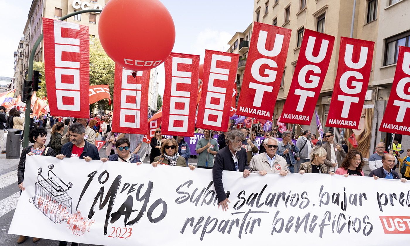 CCOO eta UGT sindikatuetako kideak, atzo, Iruñean egindako manifestazioan. IÑIGO URIZ / FOKU.