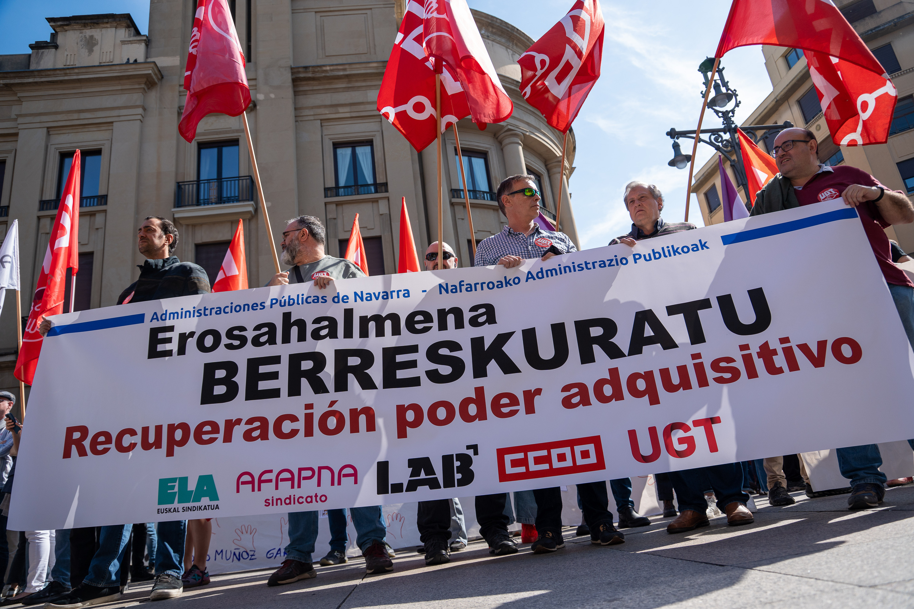 Funtzio publikoko greba Nafarroan: elkarretaratzea egin dute sindikatuek, gobernuaren egoitzaren aurrean. AITOR KARASATORRE / FOKU