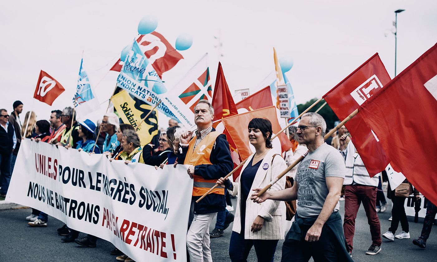 Baionako Maiatzaren Leheneko manifestazioaren burua, sindikatu guztien ordezkariak pankarta gibelean, baita LAB ere. GUILLAUME FAUVEAU.