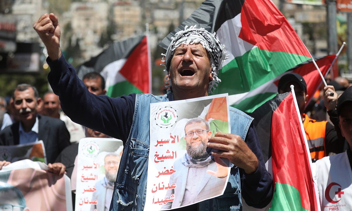 Manifestariak Khader Adnan preso palestinarraren heriotza salatzen, atzo, Zisjordaniako Nablus hiriko manifestazio batean. ALAA BADARNEH / EFE.