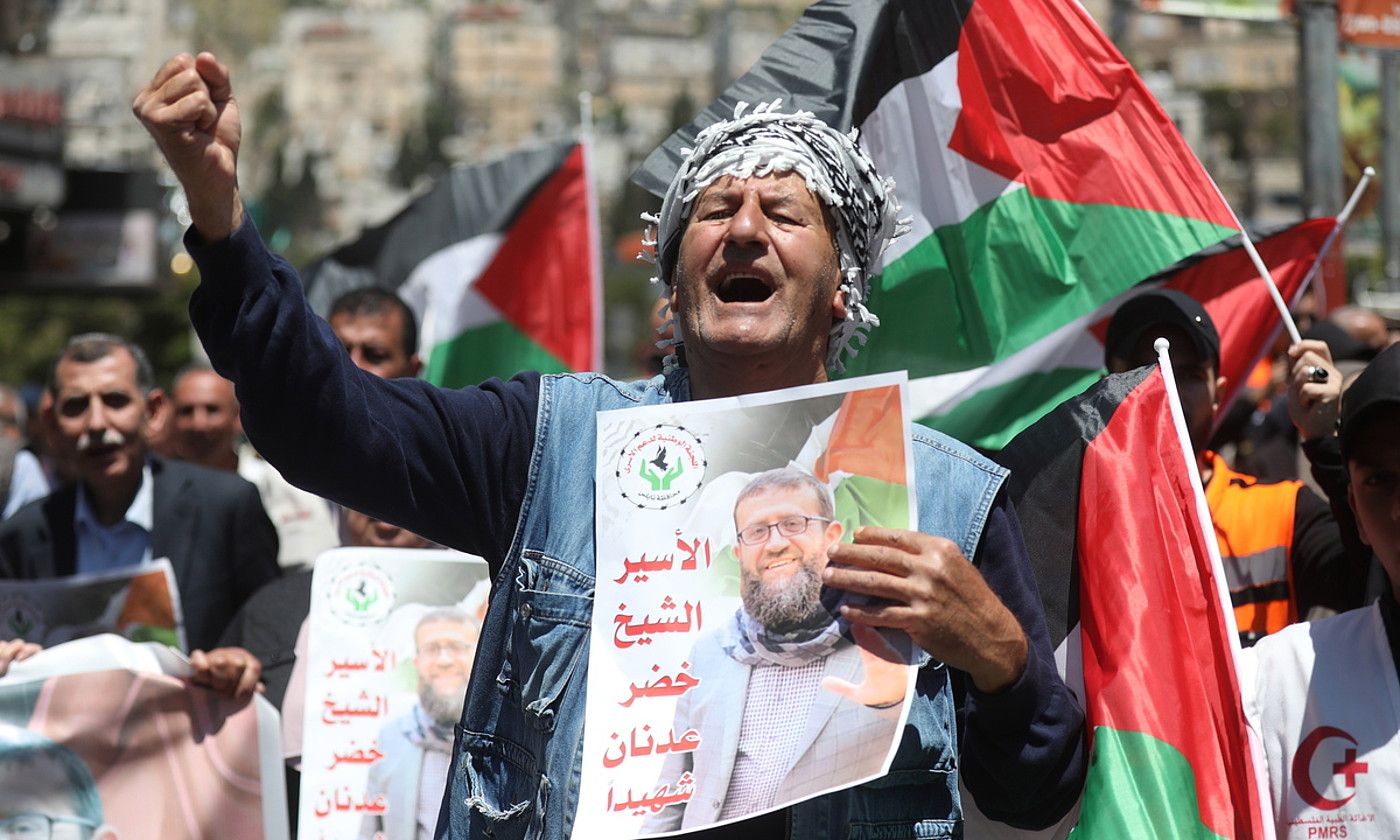 Manifestariak Khader Adnan preso palestinarraren heriotza salatzen, atzo, Zisjordaniako Nablus hiriko manifestazio batean. ALAA BADARNEH / EFE. Manifestariak Khader Adnan preso palestinarraren heriotza salatzen, atzo, Zisjordaniako Nablus hiriko manifestazio batean. ALAA BADARNEH / EFE.