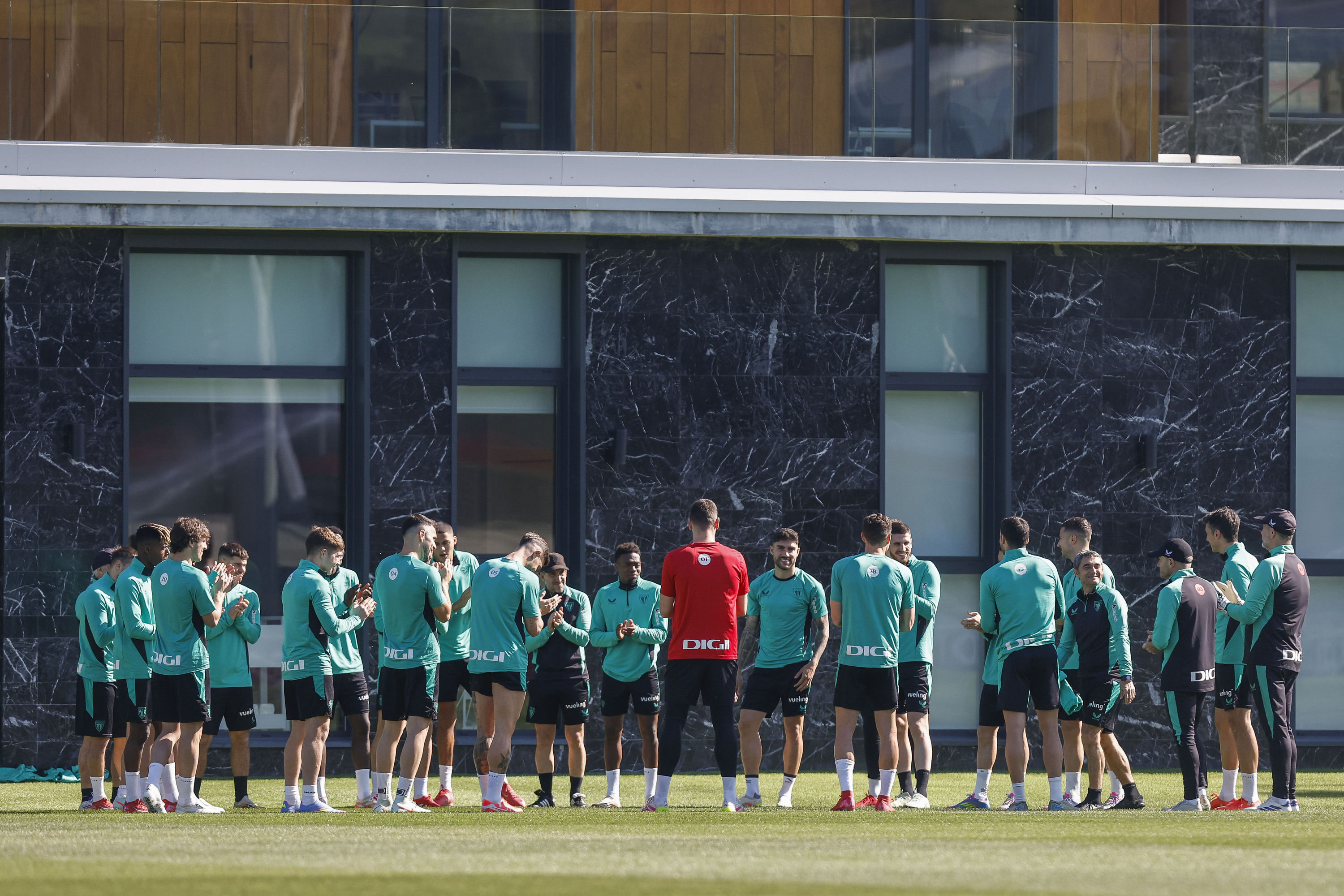 Athleticeko jokalariak, bilduta, astearteko entrenamendua hasi aurretik.  MIGUEL TOÑA / EFE