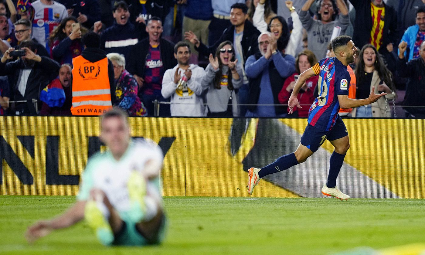 Jordi Alba, partidako gol bakarra sartu berritan. ENRIC FONTCUBERTA / EFE.