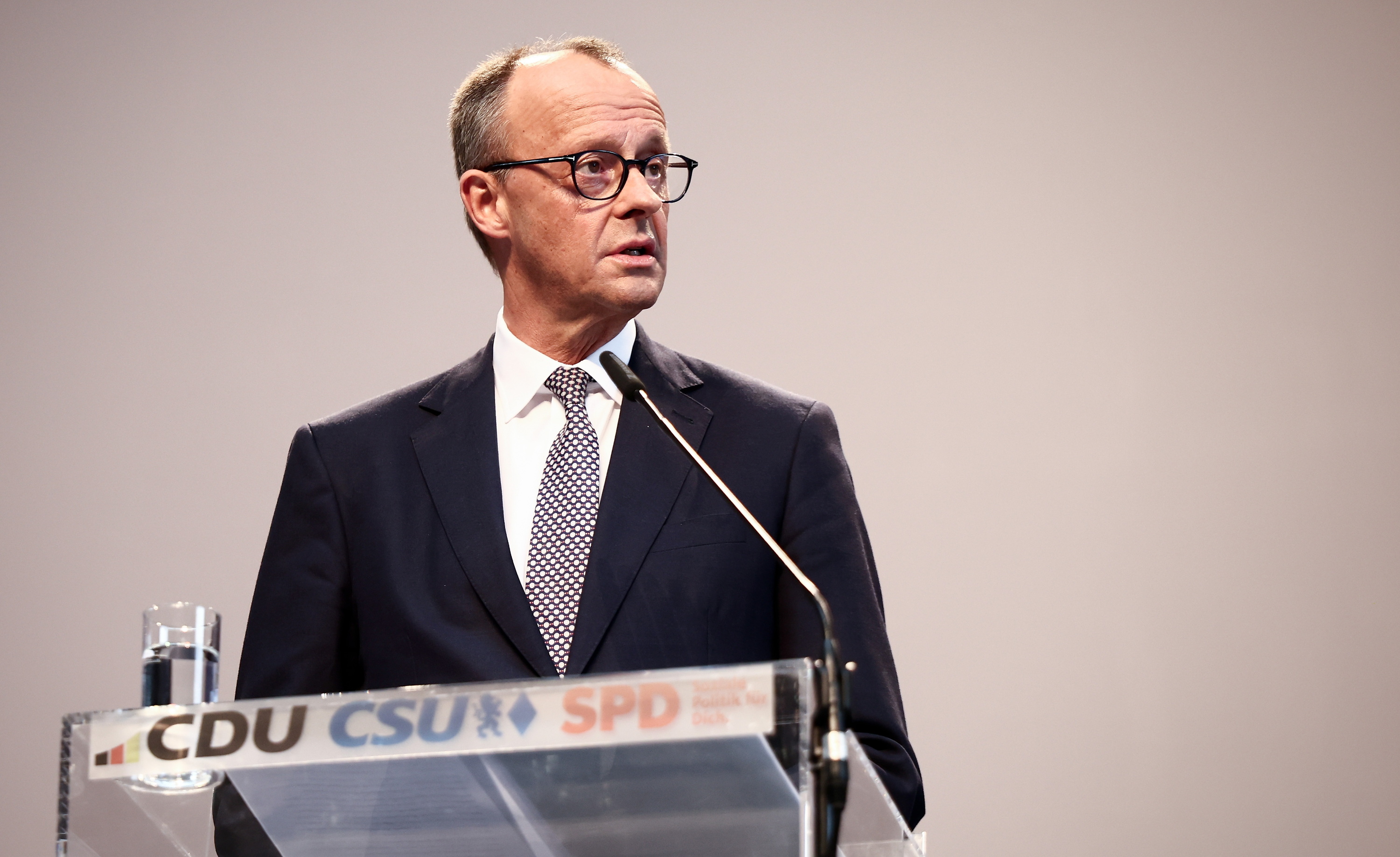Merz, sozialdemokratekin adostutako gobernu akordioa aurkezten, gaur, Berlinen. CHRISTOPH SOEDER / EFE