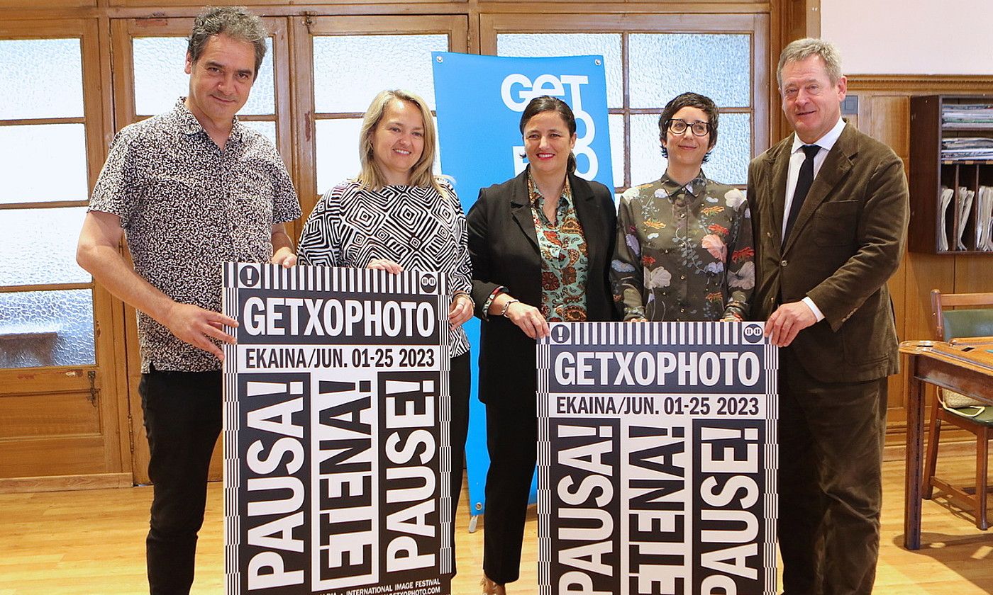 Getxophoto jaialdiaren antolatzaileak, atzo, aurtengo jaialdiko kartelekin. OSKAR MATXIN EDESA / FOKU.