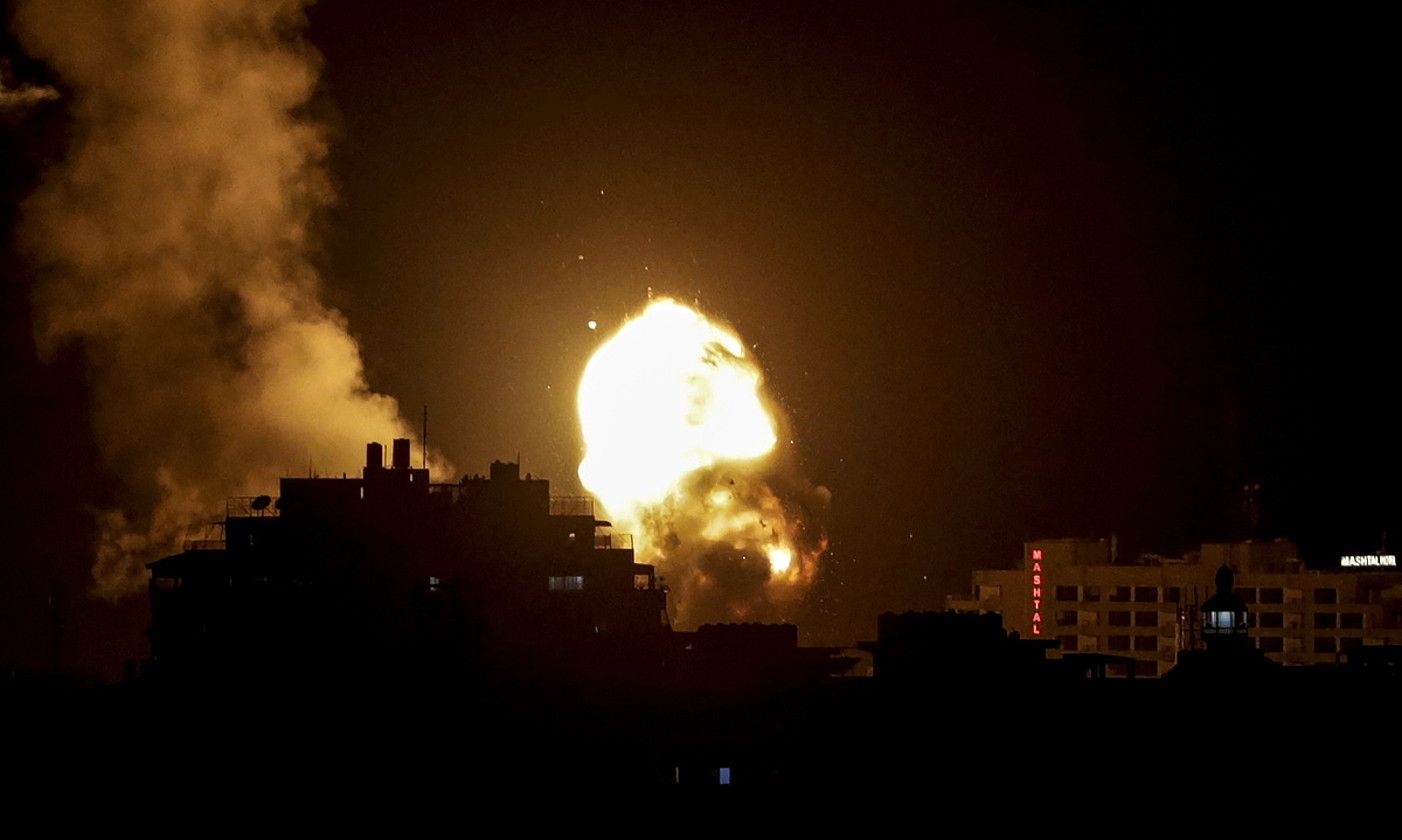 Israel Gazari erasotzen, herenegun. EFE. Israel Gazari erasotzen, herenegun. EFE.