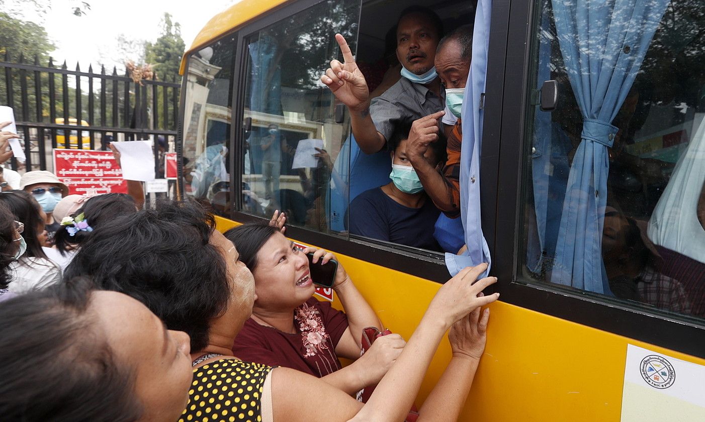 Preso talde bat, autobusean, haien senideen aurrean, atzo, Myanmarren. EFE. Preso talde bat, autobusean, haien senideen aurrean, atzo, Myanmarren. EFE.