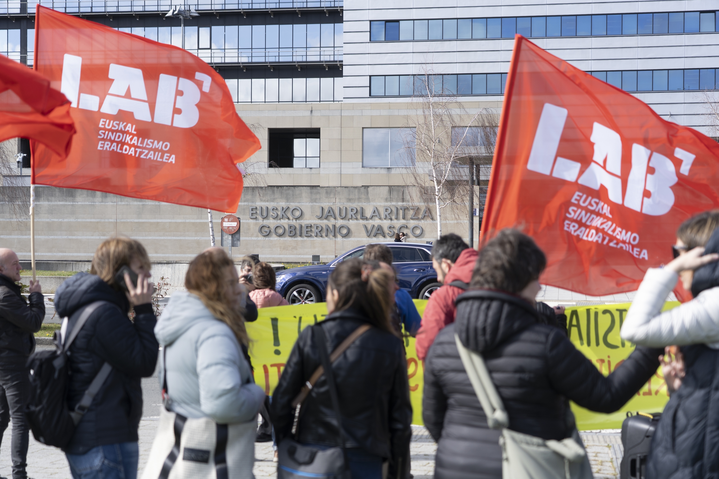 LABen protesta bat Eusko Jaurlaritzaren egoitzaren aurrean, Gasteizen. JAGOBA MANTEROLA / FOKU