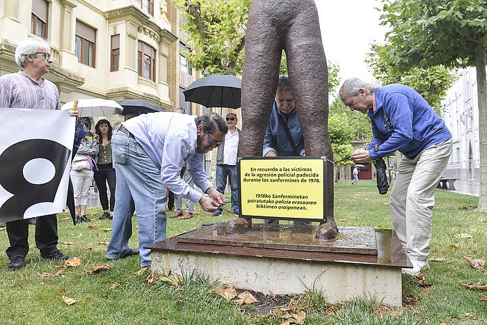 1978ko sanferminetako gertakariak oroitzeko monumentua. Plaka hiru aldiz kendu diote azken asteetan. IDOIA ZABALETA / FOKU