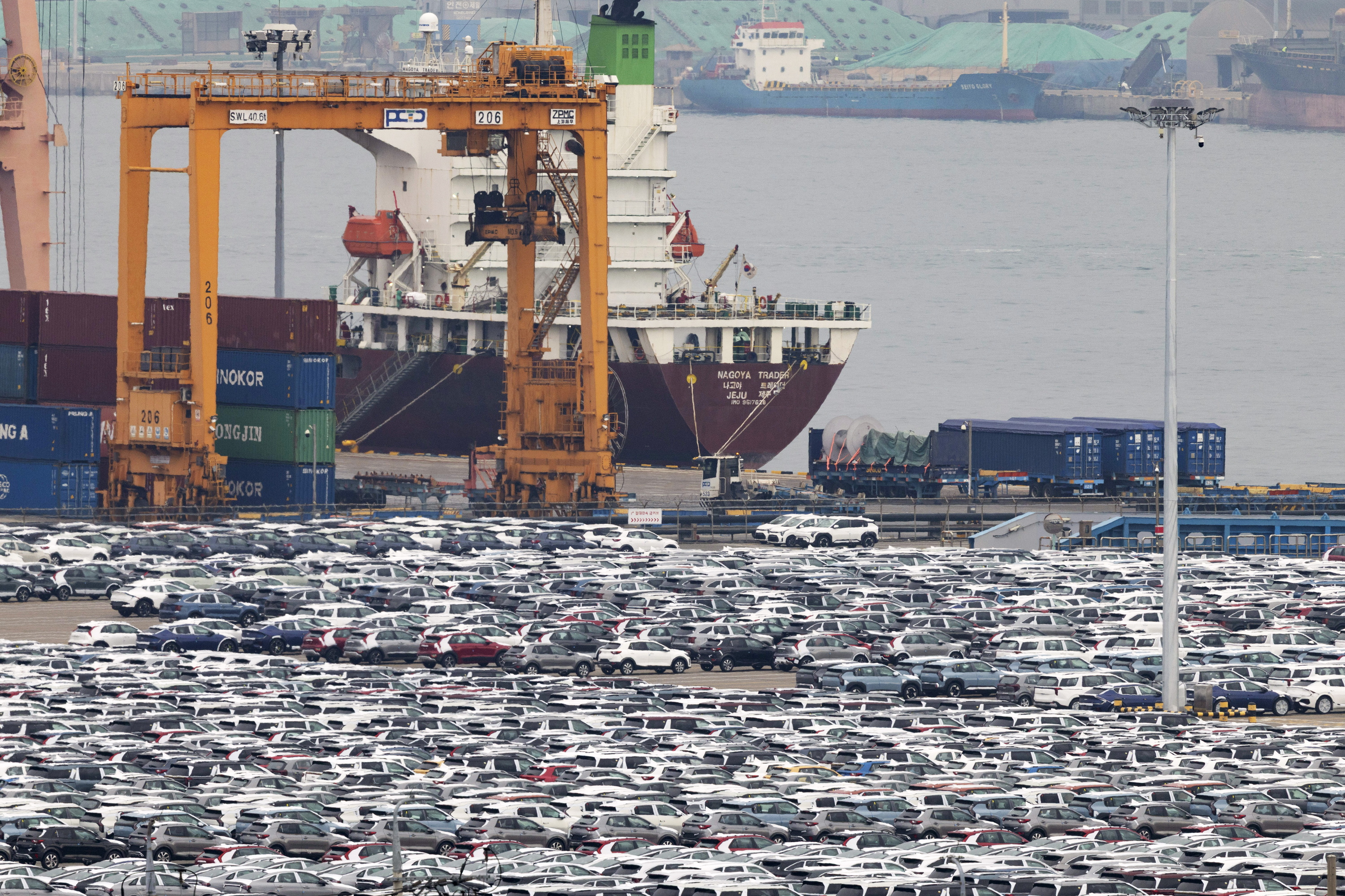 Hainbat auto, ontziratzeko prest Pyeongtaekeko portuan, Hego Korean. JEON HEON-KYUN / EFE