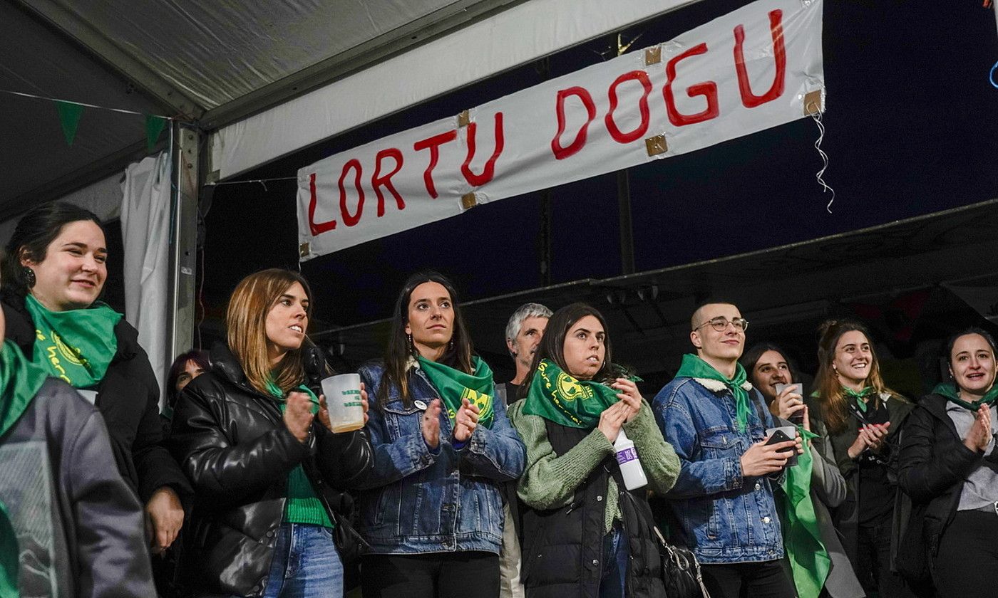 Usansoloko herritarrak, azaroaren 23ko ospakizunetan. MARISOL RAMIREZ / FOKU. Usansoloko herritarrak, azaroaren 23ko ospakizunetan. MARISOL RAMIREZ / FOKU.