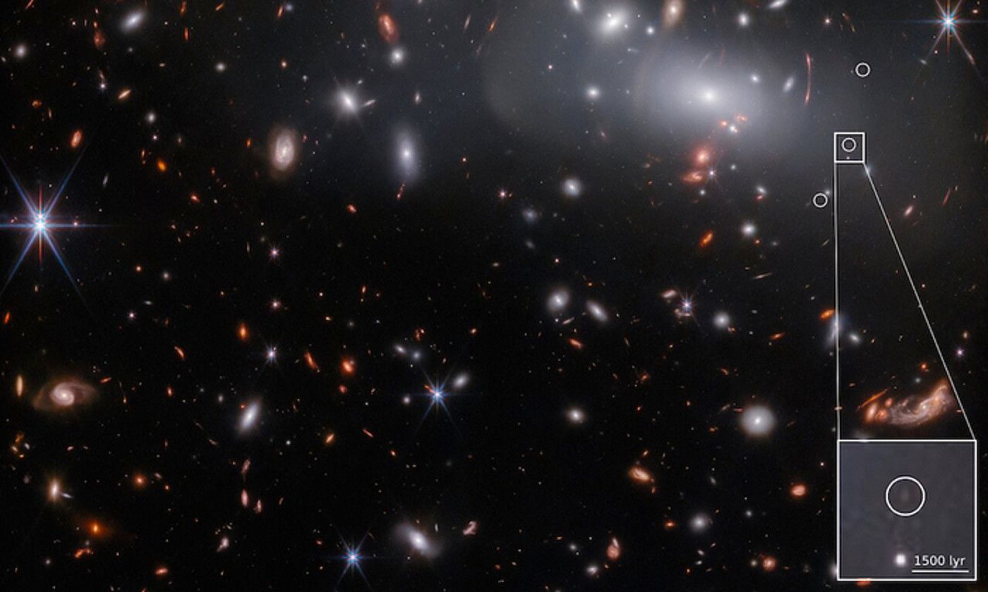 Eskuineko aldean dauden hiru borobilak urruti dagoen galaxia nanoaren hiru irudi dira, handituta. ESA/WEBB, NASA & CSA, P. KELLY.