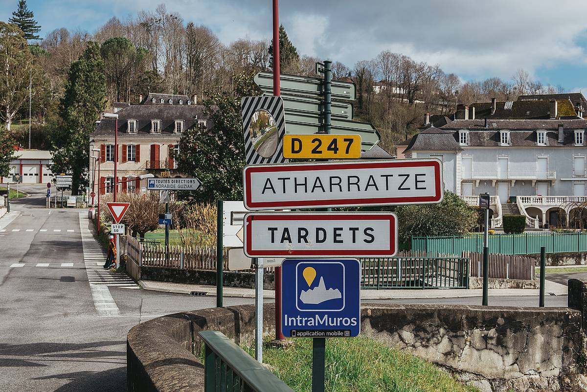 Atharratzeko herriko sarrera, artxiboko argazki batean. GUILLAUME FAUVEAU