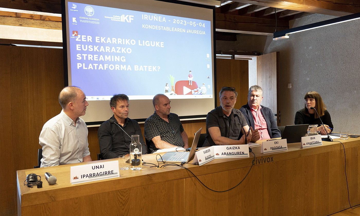 Unai Iparragirre, Xabier Alkiza, Gaizka Aranguren, Eki Pagoaga, Iban Arantzabal eta Miren Mindegia Iruñeko Kondestablearen jauregian, atzo. IÑIGO URIZ / FOKU. Unai Iparragirre, Xabier Alkiza, Gaizka Aranguren, Eki Pagoaga, Iban Arantzabal eta Miren Mindegia Iruñeko Kondestablearen jauregian, atzo. IÑIGO URIZ / FOKU.