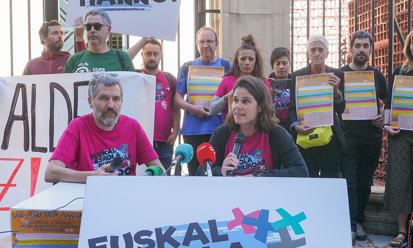 Euskal Eskola Publikoaz Harro-ren agerraldia, atzo, Gasteizen. E.P. / FOKU. Euskal Eskola Publikoaz Harro-ren agerraldia, atzo, Gasteizen. E.P. / FOKU.