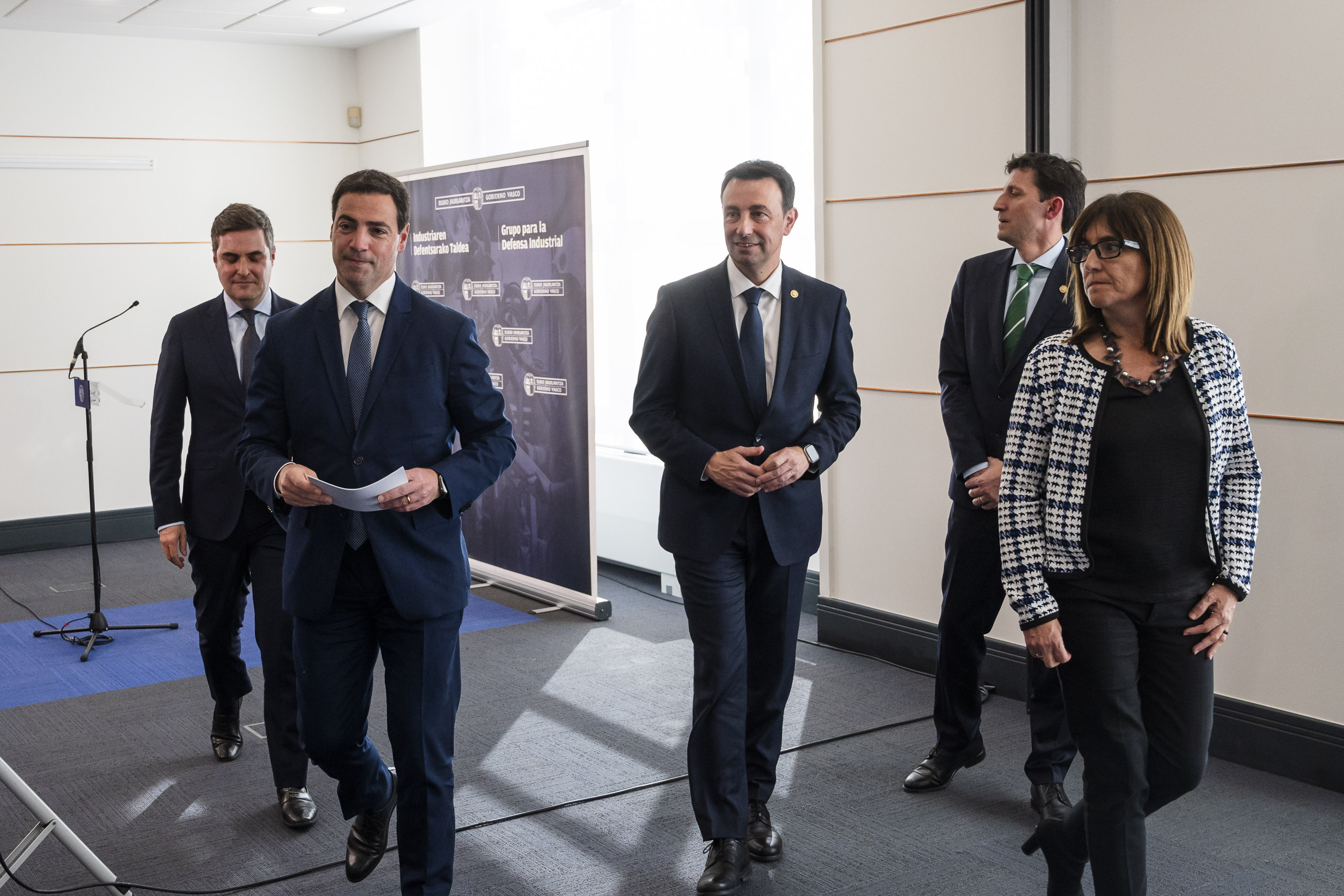Imanol Pradales, Mikel Jauregi, Noel D'Anjou, Mikel Torres eta Amaia Barredo sailburuekin gaur, Industria Defenditzeko Taldearen bilkuraren aurreti. JON RODRIGUEZ BILBAO / IREKIA 