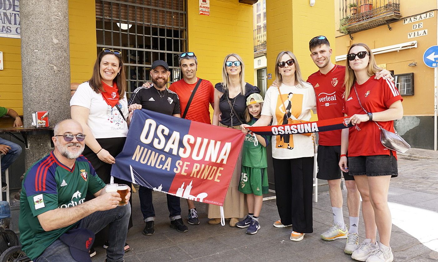 Osasunaren zale multzo bat, Sevillako Giraldatik gertu, taldea animatzen. OLATZ ARTOLA APEZTEGIA. Osasunaren zale multzo bat, Sevillako Giraldatik gertu, taldea animatzen. OLATZ ARTOLA APEZTEGIA.