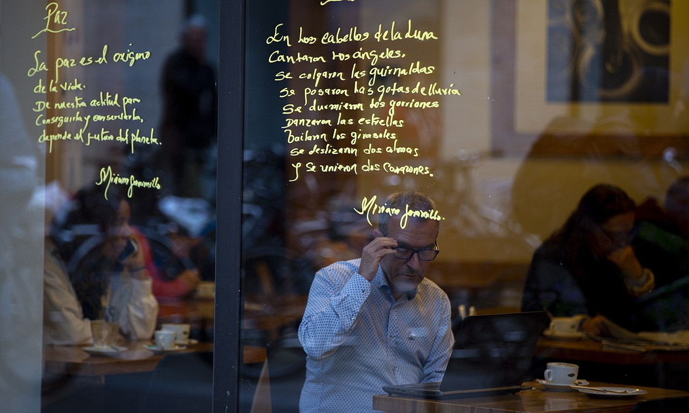 Taberna, denda eta lokaletako erakusleihoak olerkiz bete dituzte. DAVID AGUILAR / EFE.