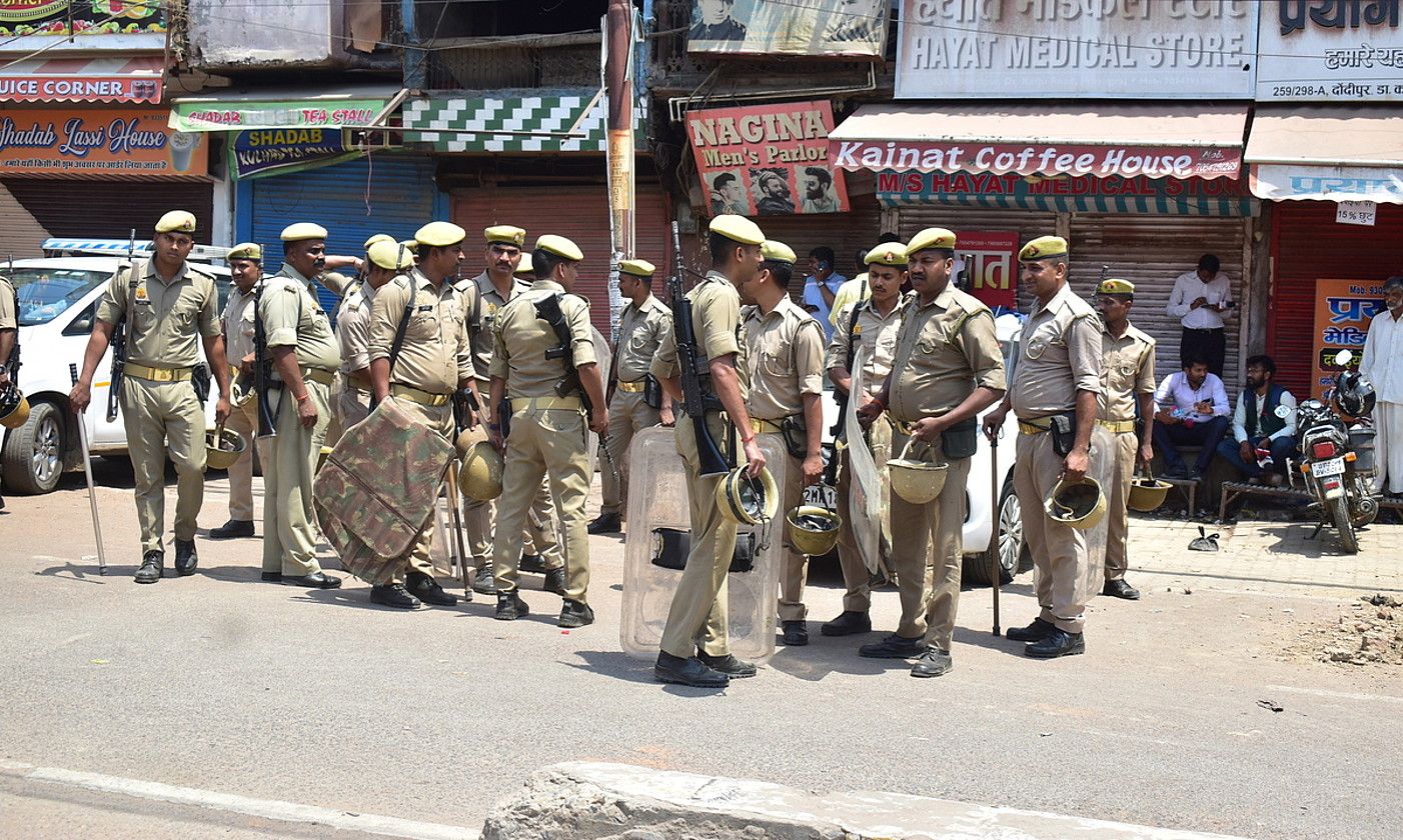 Indiako armadako hainbat kide, Uttar Pradesh hirian, apirilaren 16an, artxiboko irudi batean. PRABHAT KUMAR VERMA / EFE. Indiako armadako hainbat kide, Uttar Pradesh hirian, apirilaren 16an, artxiboko irudi batean. PRABHAT KUMAR VERMA / EFE.